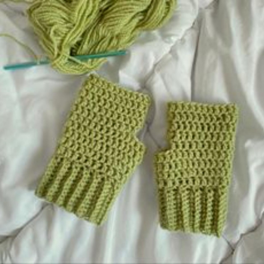 Green fingerless gloves!! 💚